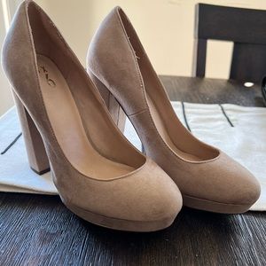 Nude suede pumps Sz 9.5